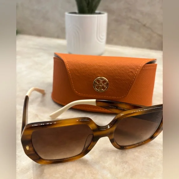 Women’s Tory Burch sunglasses - Picture 1 of 7